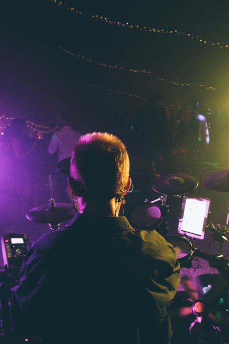 Batteur du groupe FUZZ en pleine performance sur scène