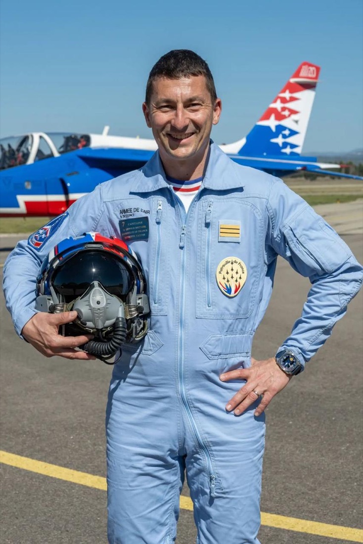 Gregory Leopold, ancien pilote de la Patrouille de France, en combinaison de vol devant un Alphajet